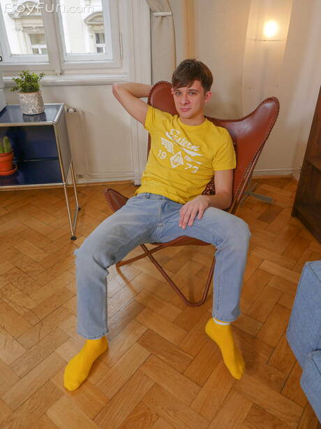 Der junge Liam Rose zieht sich aus und zeigt seinen heißen Hintern