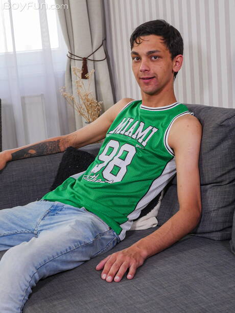 Twink Carlos Costa get naked and showing his ass