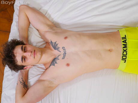 Boyfun: Der heiße Twink Bert Kuna posiert nackt