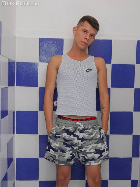 El jovencito caliente Andy Reyes posando desnudo y mostrando su culo en la ducha caliente