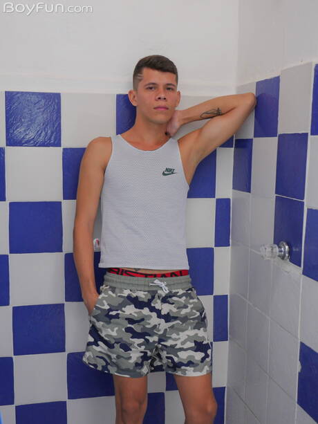 El jovencito caliente Andy Reyes posando desnudo y mostrando su culo en la ducha caliente