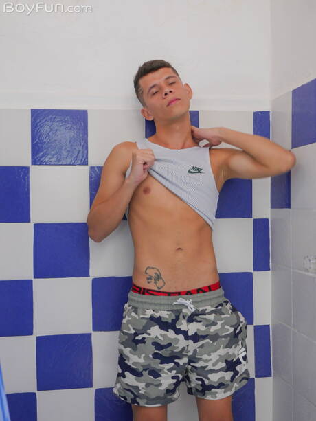 El jovencito caliente Andy Reyes posando desnudo y mostrando su culo en la ducha caliente