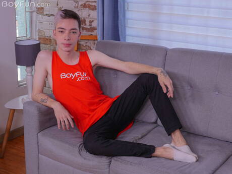 Le beau garçon Niko Miller se met nu et montre son cul chaud