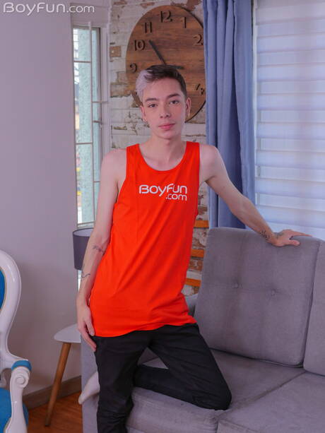 Le beau garçon Niko Miller se met nu et montre son cul chaud