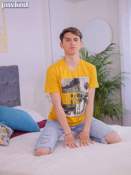Twink Justin Host shows a perfect body