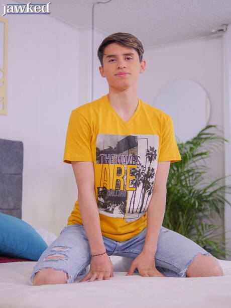 Twink Justin Host shows a perfect body