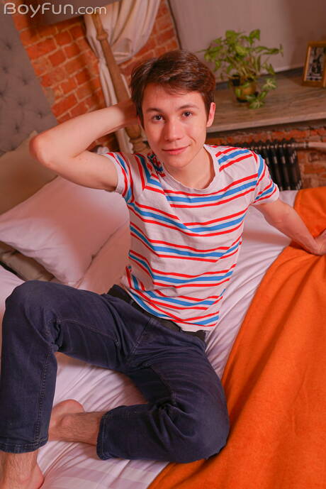 年輕的尤金·柯爾特展現完美身材