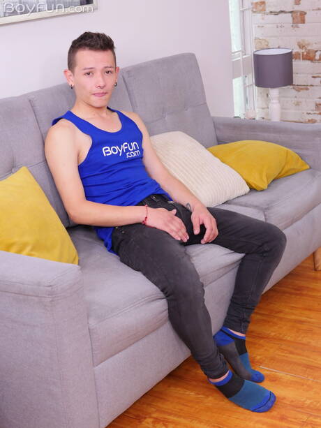 Przystojny chłopak Col Raider pokazuje idealne ciało