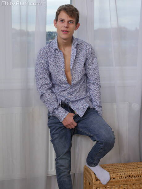 少年オリー・バーンが裸でポーズをとり、セクシーなお尻を見せる