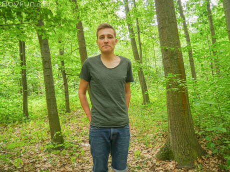 Der heiße Twink Evan Novak zieht sich aus und zeigt seinen knackigen Hintern im Freien