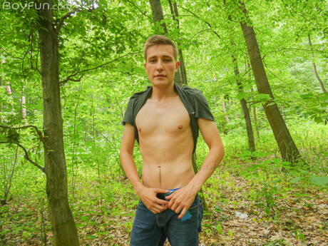 Der heiße Twink Evan Novak zieht sich aus und zeigt seinen knackigen Hintern im Freien