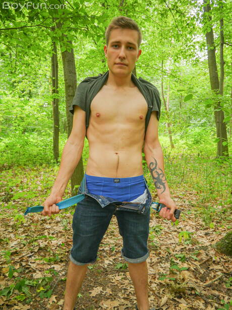 Der heiße Twink Evan Novak zieht sich aus und zeigt seinen knackigen Hintern im Freien