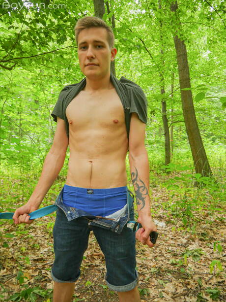 Der heiße Twink Evan Novak zieht sich aus und zeigt seinen knackigen Hintern im Freien