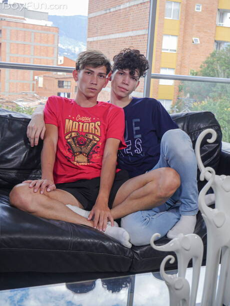 Twink Billy Garcia und Twink Melo Prince ficken nach Blowjob in den Arsch