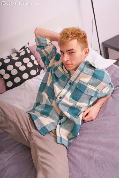 Młody facet Alpan Stone pozuje nago