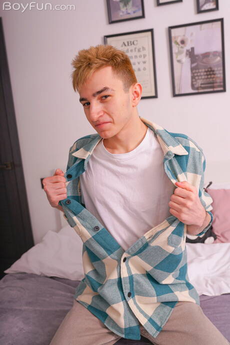 Młody facet Alpan Stone pozuje nago