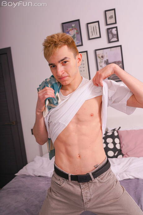 Młody facet Alpan Stone pozuje nago