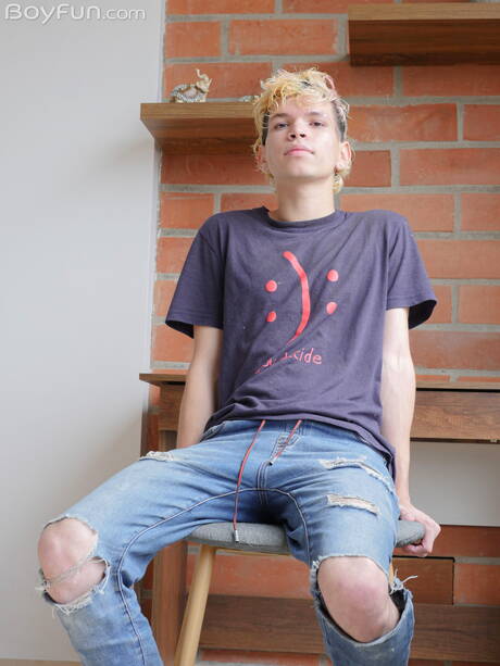 Young Melo Prince shows a perfect body