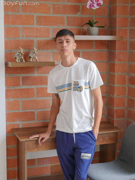 Der hübsche Junge Ander Marin posiert nackt und zeigt seinen Arsch