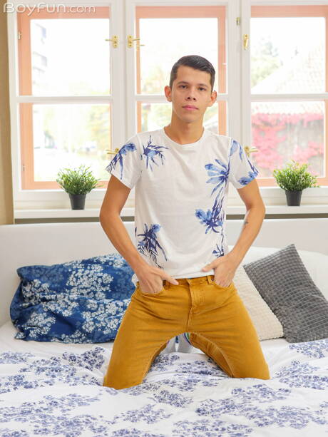 Boyfun: 年輕帥哥 Andy Reyes 展現完美身材