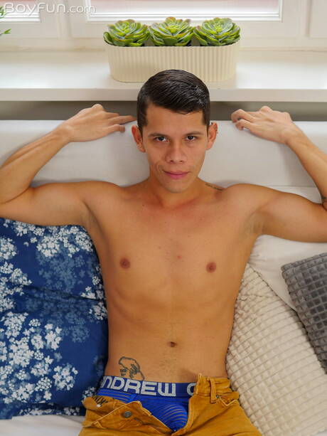 Young dude Andy Reyes shows a beautiful body