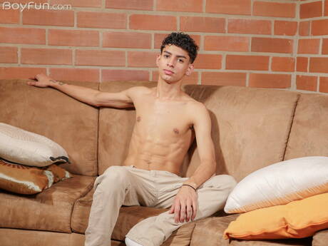 小男孩 Noah Smith 裸體擺造型