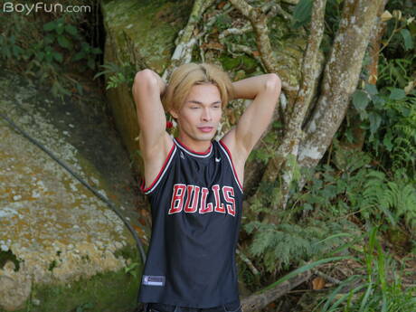 O jovem Jacob Buccella posando nu e mostrando uma bunda gostosa ao ar livre