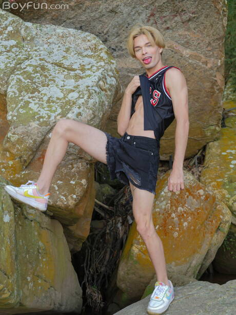 Le jeune mec Jacob Buccella pose nu et montre son cul chaud à l