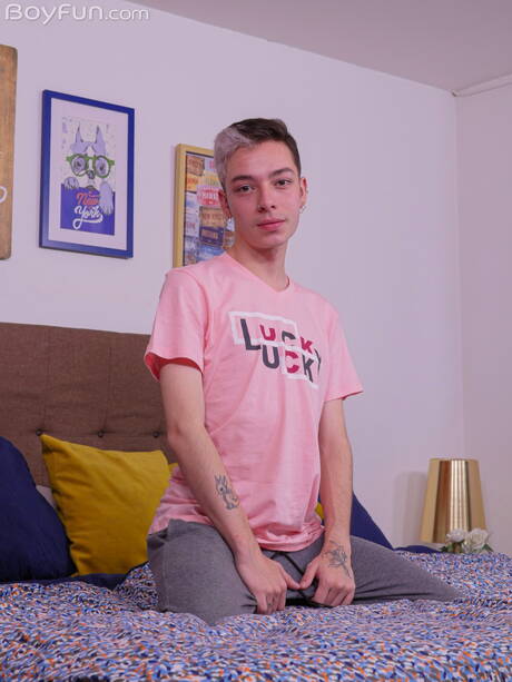 El joven Niko Miller posando desnudo y mostrando su bonito trasero