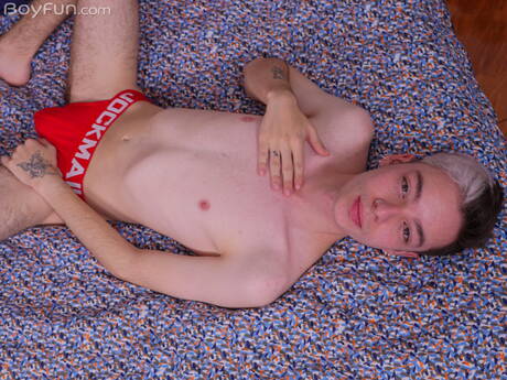 El joven Niko Miller posando desnudo y mostrando su bonito trasero