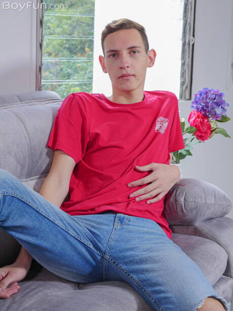 Der junge Juan Vasquez zieht sich aus und zeigt seinen schönen Hintern