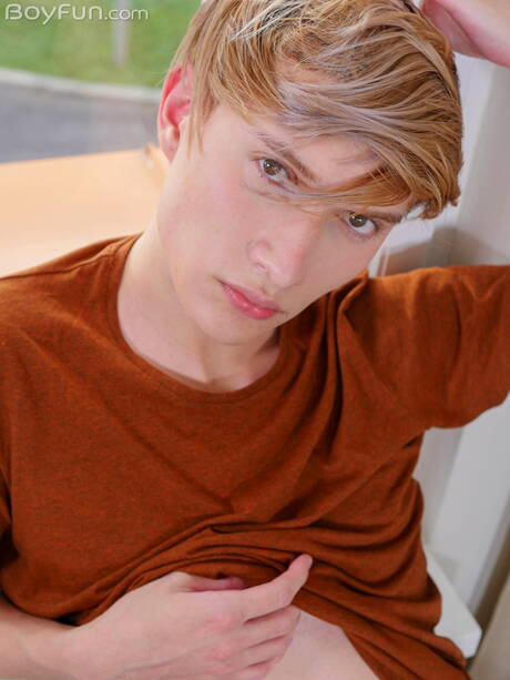 Boyfun: Il ragazzo sexy Angel Rivers si spoglia e mostra il suo culo caldo