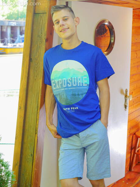 Twink Ollie Barn poseert naakt buiten