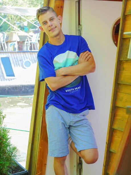 Twink Ollie Barn posing nude outside