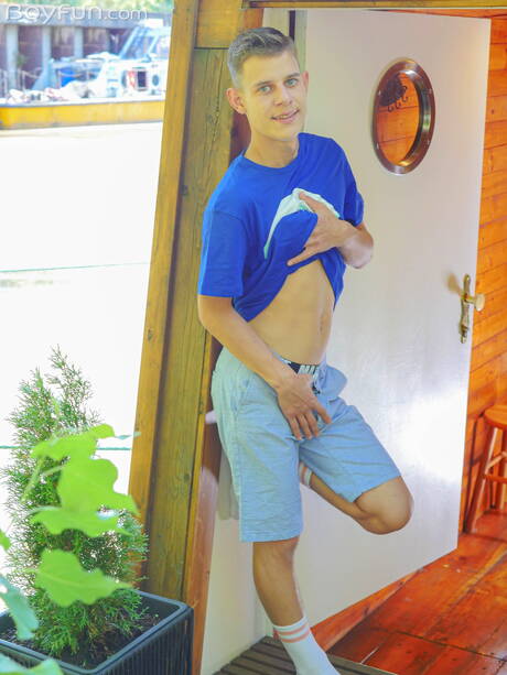 Boyfun: Twink Ollie Barn posing nude outside