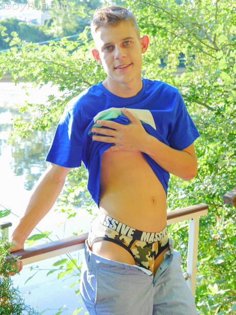 Twink Ollie Barn posiert nackt draußen