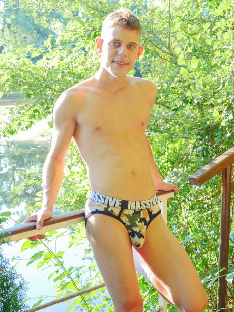 Twink Ollie Barn posiert nackt draußen