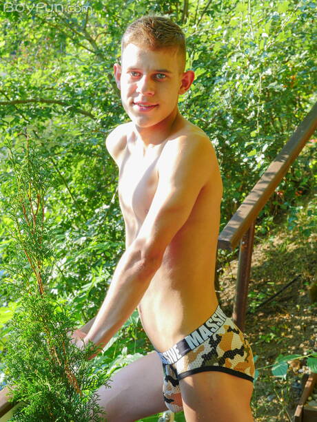 Twink Ollie Barn posing nude outside