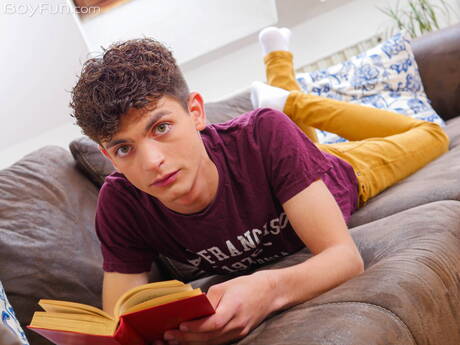 American pretty boy Zayne Bright undressing and showing hot ass