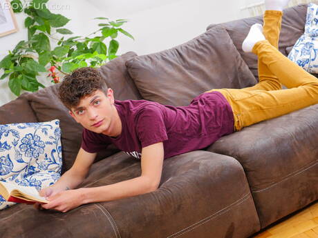 American pretty boy Zayne Bright undressing and showing hot ass