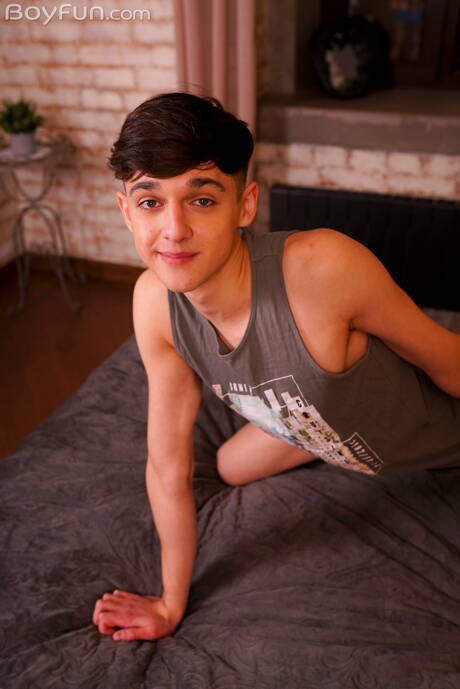 年輕帥哥 Tony Keit 裸體擺造型，展現性感臀部