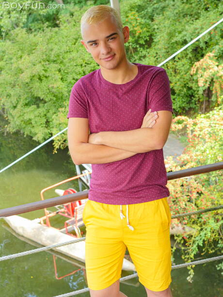 O twink Gabriel Paris fica nu e mostra a bunda gostosa ao ar livre