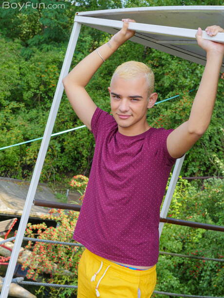 O twink Gabriel Paris fica nu e mostra a bunda gostosa ao ar livre