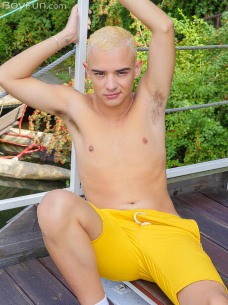 O twink Gabriel Paris fica nu e mostra a bunda gostosa ao ar livre