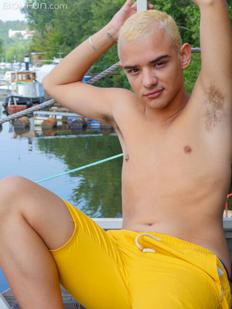 O twink Gabriel Paris fica nu e mostra a bunda gostosa ao ar livre