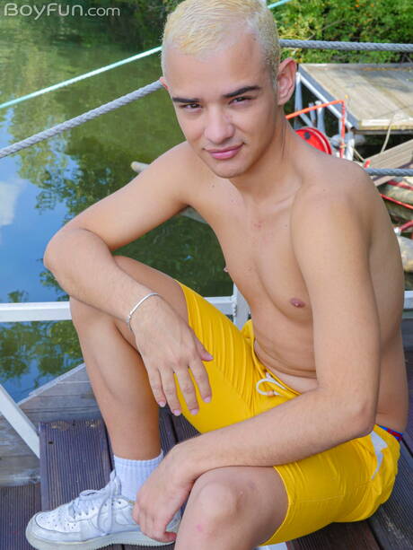 O twink Gabriel Paris fica nu e mostra a bunda gostosa ao ar livre