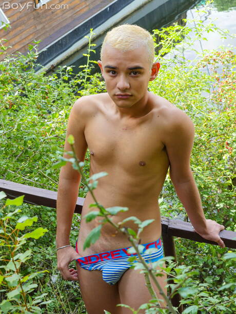 O twink Gabriel Paris fica nu e mostra a bunda gostosa ao ar livre