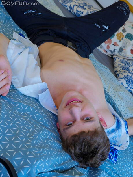 Der hübsche Junge Ollie Barn posiert nackt und zeigt einen schönen Hintern