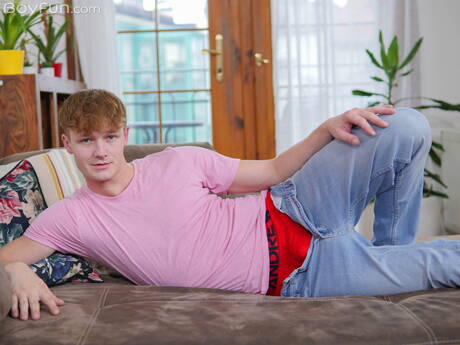 Il bellissimo ragazzo ceco Antony Carter si spoglia e mostra il suo sedere