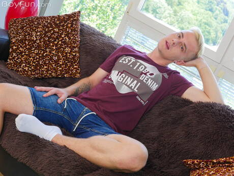 Pretty boy Jamie Kelvin undressing and showing hot ass